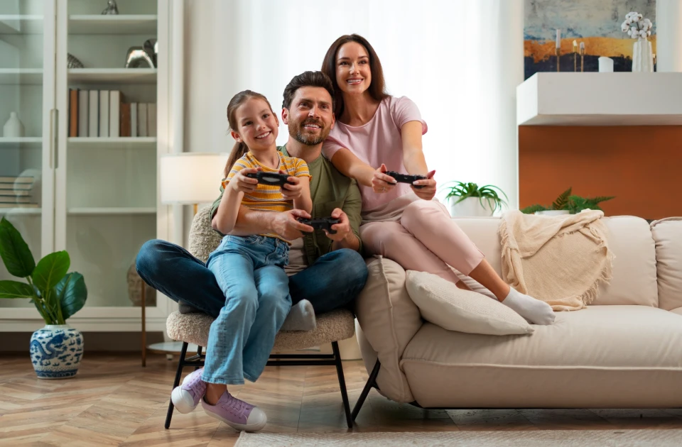 Família usando internet Wi-Fi Infoline em casa conectada